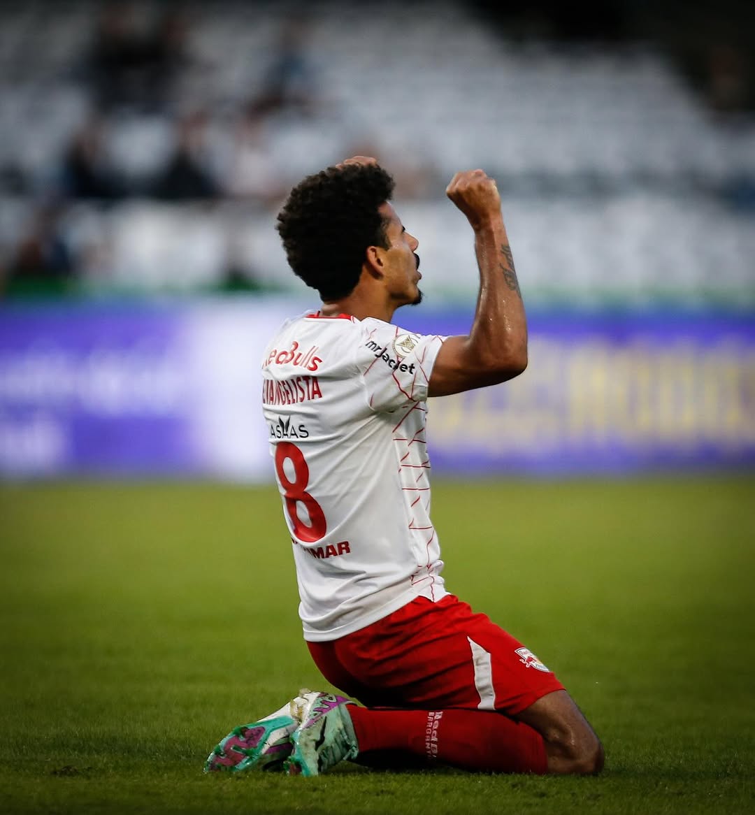 Lucas Envagelista, meio-campista do Red Bull Bragantino, pode estar prestes a ser anunciado como o mais novo reforço do Palmeiras, em um acordo de patamar milionário. (Foto: Instagram)