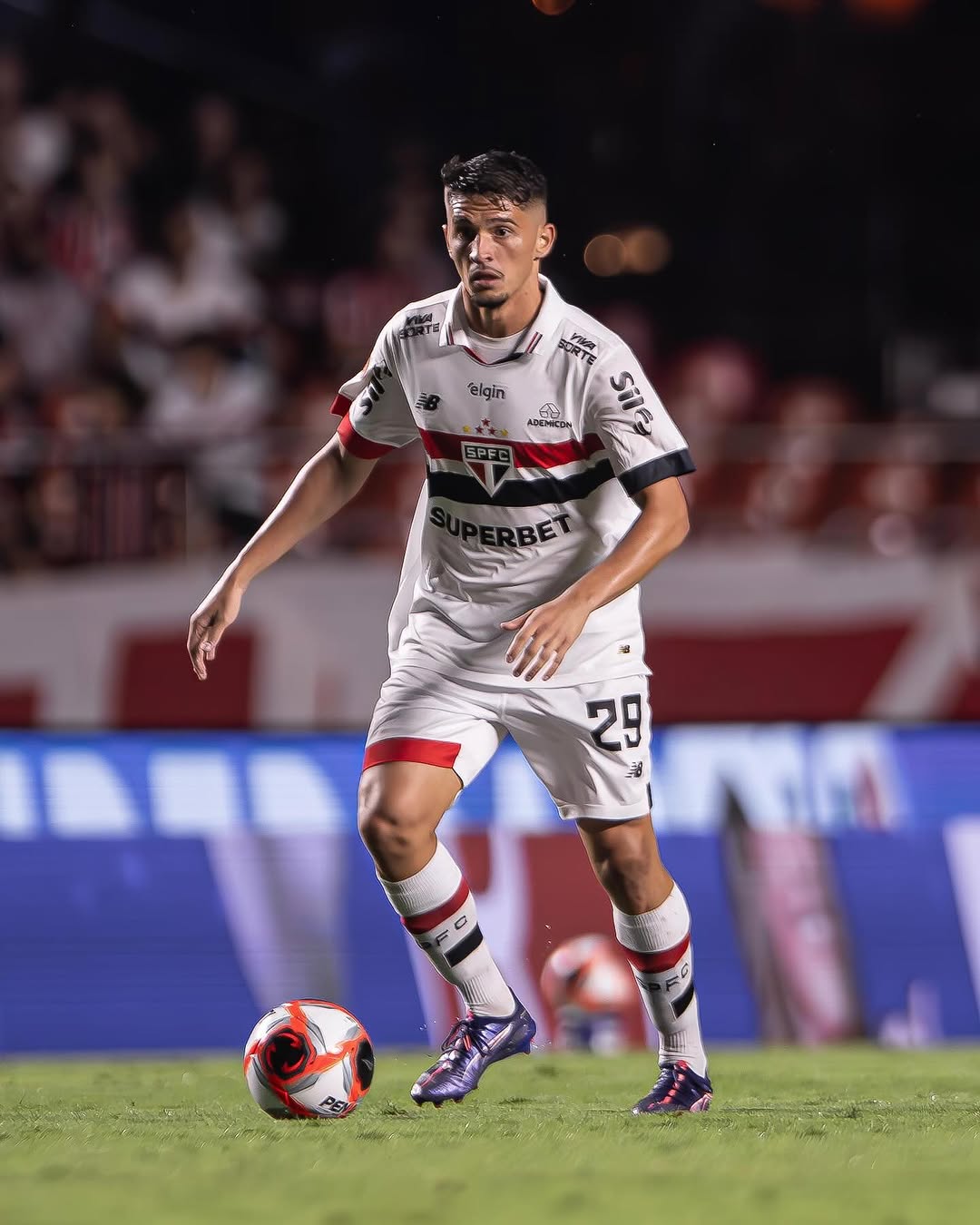 Pablo Maia, volante do São Paulo, enfrentou uma lesão no tornozelo direito, e será submetido a uma cirurgia que ocasionará seu afastamento dos campos por um período. (Foto: Instagram)